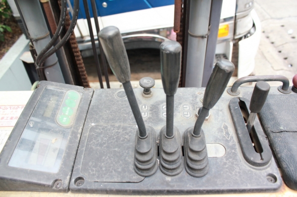 รถยกไฟฟ้า NISSAN ยกได้ 1 ตัน เสาสูง 3 เมตร