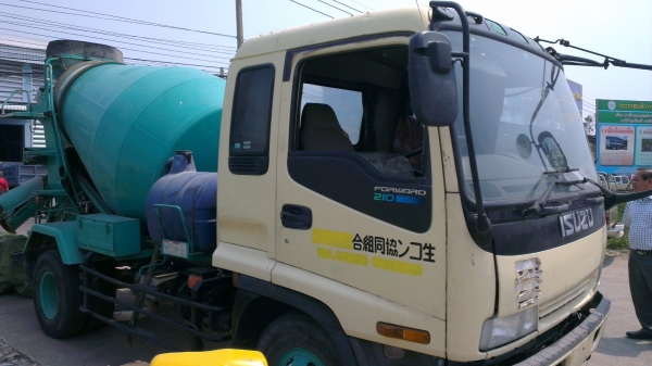 Isuzu deca 210แรง  โม่ปูนรถนอก  สวยๆ พร้อมอินวอย