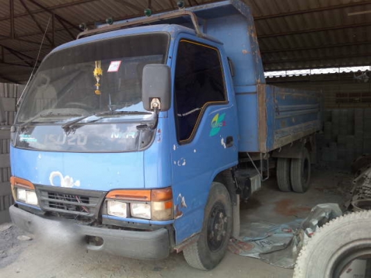 รถอิซูซุ 6 ล้อดั๊ม NKR  130 แรงม้า  ปี 46  สนใจติดต่อ 081 - 6079515