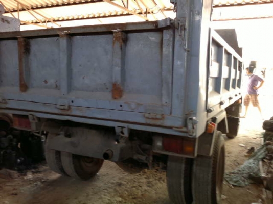 รถอิซูซุ 6 ล้อดั๊ม NPR  120 แรงม้า ปี 40 สนใจติดต่อ 081 - 6079515