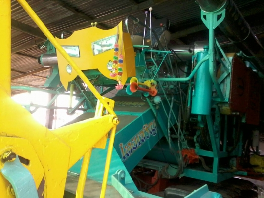 ขายด่วน รถเกี่ยวข้าวไทยเจริญการช่าง ขายคู่กับรถหางปลาสิบล้อเพลาเดียว ISUZU JCM 185 HP 6BF1 สวยทั้งคู่ครับ รถเกี่ยวไทยเจริญ เครื่อง 220 แรง JO8C อุ้ม 2.5 ตัน ปั๊ม 22 ไดกิ้น ช่วงล่าง 12 HT พร้อมใช้งานได้เลย เอกสารทะเบียนครบ ราคาต่อรองได้ครับ