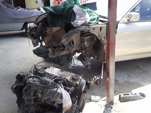 ขายซากรถอุบัติเหตุ mitsu lancer ท้ายเบ้นซ์