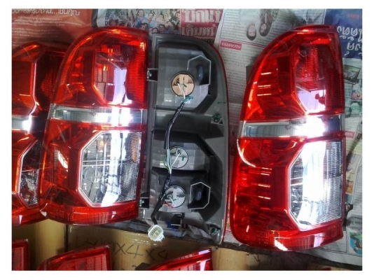 ไฟท้ายวีโก้แชมป์ พร้อมขั้ว+หลอดไฟ