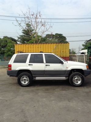 +++ ขายรถ JEEP GRAND CHEROKEE  เครื่องยนต์เบนซิน  ติดแก๊ส  เกียร์ออโตเมติค  ยกสูง  เครื่องดี  เกียร์ดี  ยาง BF31  สนใจ โทร. 081-659-7598  +++