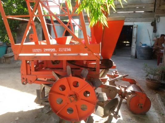 ขาย เครื่องปลูกอ้อยของบ้านโป่ง  2 ร่อง ล้อซิ่ง  สภาพสวยครับ