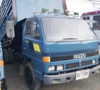 ISUZU NPR 120 HP 4HF1 หกล้อดั๊มพ์ กระบะดั๊มพ์เหล็ก 4 ตันคอกเกษตรสภาพใหม่สวยจัดพร้อมบรรทุกหนักได้เลย เครื่องยนต์ 120 แรงวางใหม่ลงเล่มครบพร้อม ภายในเก๋งคอนโซลสวยครบ เกียร์สั้น พวงมาลัยธรรมดา ช่วงล่างใหญ่คัชซีสวย ยาง 8.25 ขอบ 16 สภาพดีประมาณ 70\% พร้อมใช้งาน