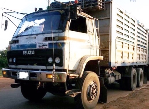 ISUZU JUMBO 270 HP 6SD1 TURBO สิบล้อ 2 เพลา มีระบบลากพ่วงติดตั้งมาพร้อมใช้งานครับ กระบะเหล็กคอกเกษตรไม่ดั๊มพ์พร้อมบรรทุกหนักได้เลย วางเครื่องยนต์วางเกียร์ของ ISUZU DECA ลงเล่มครบพร้อม ภายในเก๋งคอนโซลครบ พวงมาลัยเพาเวอร์ ระบบเบรคทริ๊ปฟี้ ช่วงล่างใหญ่ 2 เพล