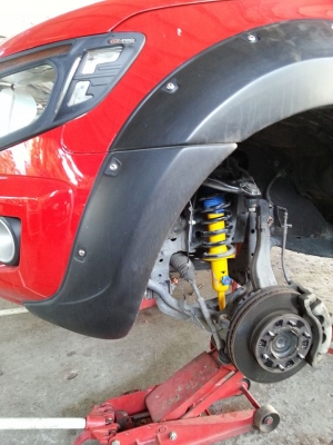 รับแก้ปัญหาช่วงล่าง รถกระบะ Ford by Shock Profender
