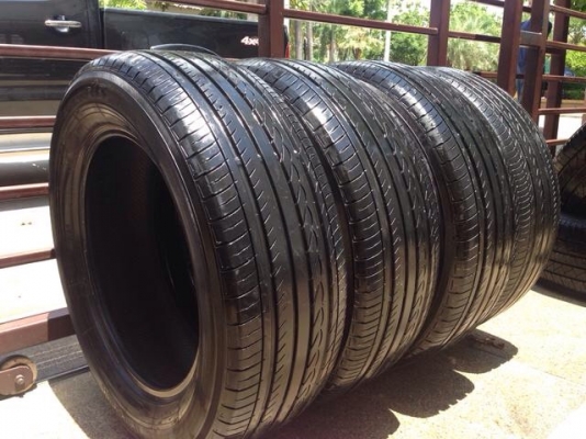 ยาง Yokohama 215 60 16 สิ้นปี13 ดอกเต็มไม่มีปะ ราคาไม่แพง