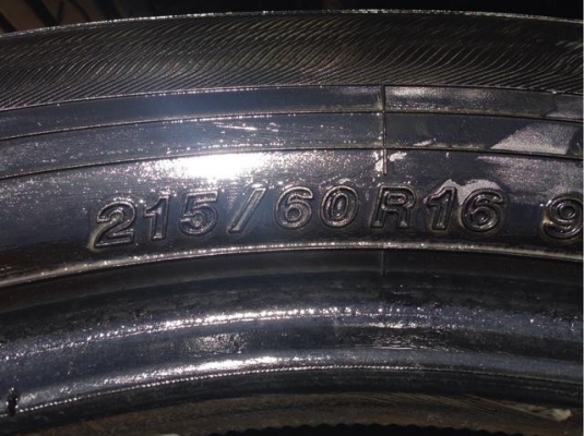 ยาง Yokohama 215 60 16 สิ้นปี13 ดอกเต็มไม่มีปะ ราคาไม่แพง