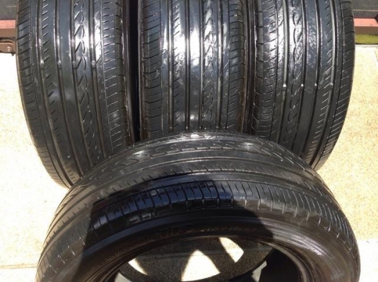 ยาง Yokohama 215 60 16 สิ้นปี13 ดอกเต็มไม่มีปะ ราคาไม่แพง