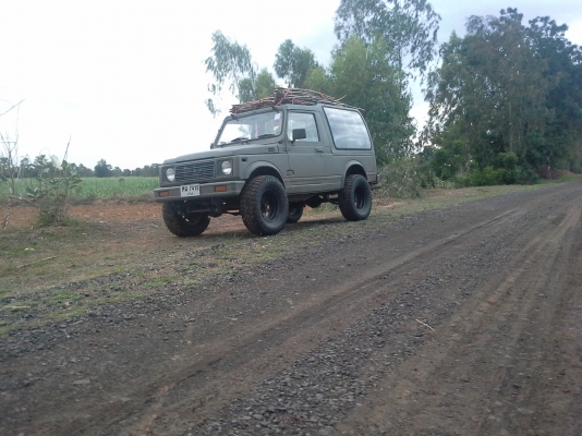 อยากแลกรถไถหรือหกล้อ  แอร์เย็น เครื่องแน่ ทะเบียนเต็มเอกสารพร้อมโอน