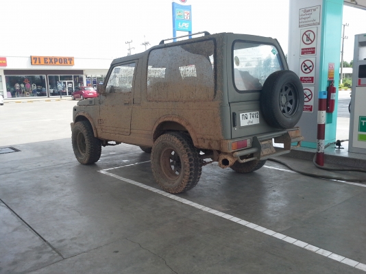 อยากแลกรถไถหรือหกล้อ  แอร์เย็น เครื่องแน่ ทะเบียนเต็มเอกสารพร้อมโอน