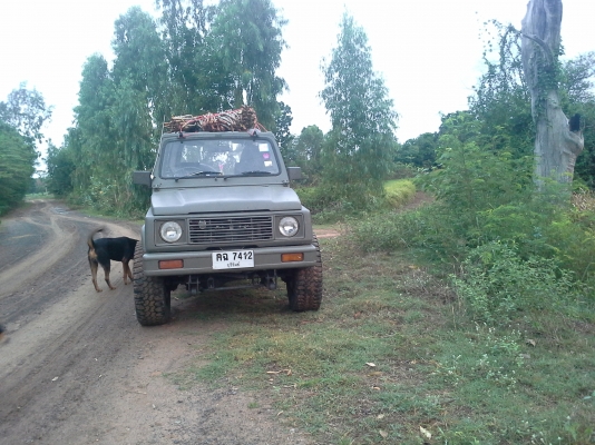 อยากแลกรถไถหรือหกล้อ  แอร์เย็น เครื่องแน่ ทะเบียนเต็มเอกสารพร้อมโอน