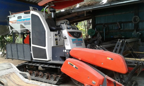 **530,000 บ.ต่อรอง/// รถเกี่ยวนวดข้าว KUBOTA พร้อมเทนเลอร์ **ขาย รถเกี่ยวนวดข้าว KUBOTA รุ่นรองกระสอบ พร้อมเทนเลอร์ขนย้าย สภาพสวยๆ KUBOTA DC70 รุ่นรองกระสอบ 70แรง ปี56 เครื่องเดิม เกียร์เดิม ใช้งานนน้อย 672.0ชั่วโมง เครื่องยนต์ดีเซล 4สูบ70แรงม้า เครื่องแน