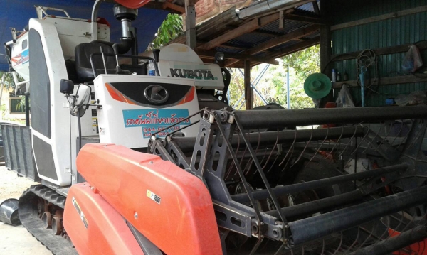 **530,000 บ.ต่อรอง/// รถเกี่ยวนวดข้าว KUBOTA พร้อมเทนเลอร์ **ขาย รถเกี่ยวนวดข้าว KUBOTA รุ่นรองกระสอบ พร้อมเทนเลอร์ขนย้าย สภาพสวยๆ KUBOTA DC70 รุ่นรองกระสอบ 70แรง ปี56 เครื่องเดิม เกียร์เดิม ใช้งานนน้อย 672.0ชั่วโมง เครื่องยนต์ดีเซล 4สูบ70แรงม้า เครื่องแน