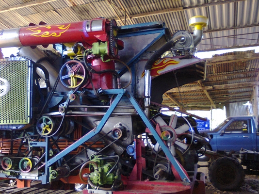 หลุดจองครับ  รถเกี่ยวข้าวสภาพสวยเกี่ยวคล่อง ตัวเดิน12 สวิง  อุ้ม 2.6 ตัน ท่อส่งข้าวปรับระดับ หน้าเกี่ยว 3 เมตร เครื่อง 250 เทอร์โบ ปั้มไดกิ้น 22  โทร 0884683175