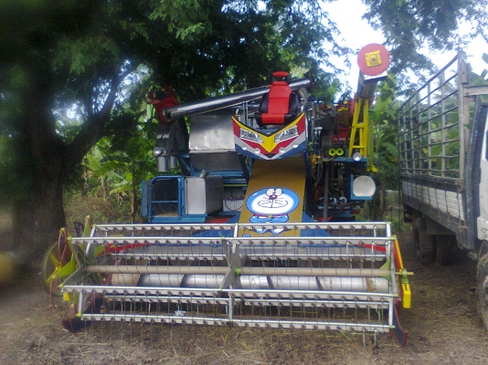 หลุดจองครับ  รถเกี่ยวข้าวสภาพสวยเกี่ยวคล่อง ตัวเดิน12 สวิง  อุ้ม 2.6 ตัน ท่อส่งข้าวปรับระดับ หน้าเกี่ยว 3 เมตร เครื่อง 250 เทอร์โบ ปั้มไดกิ้น 22  โทร 0884683175