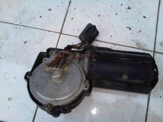 ต้องการขายมอเตอร์ปัดน้ำฝน benz 190E