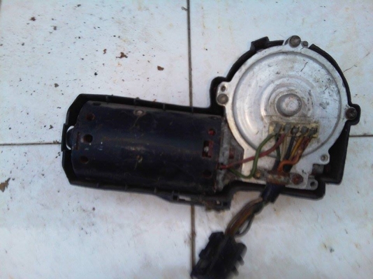 ต้องการขายมอเตอร์ปัดน้ำฝน benz 190E