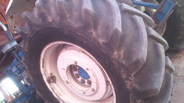 ขายรถไถฟอร์ดเสื้อลาย6600รถสวยพร้อมใช้พร้อมโอน370000