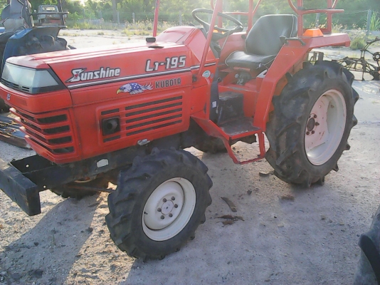 ขายรถไถKUBOTA L1-195 4WD  พร้อมใช้ สวยๆ สีเดิมๆ แรงๆ