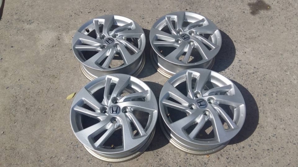 ขายล้อแม็กป้ายแดง jazz 15"&times;5.5" et45 4 รู 100 สีเดิม  สนใจติดต่อเล็กคลองสามครับ 081-3747940