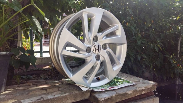 ขายล้อแม็กป้ายแดง jazz 15"&times;5.5" et45 4 รู 100 สีเดิม  สนใจติดต่อเล็กคลองสามครับ 081-3747940