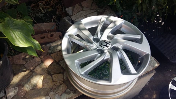 ขายล้อแม็กป้ายแดง jazz 15"&times;5.5" et45 4 รู 100 สีเดิม  สนใจติดต่อเล็กคลองสามครับ 081-3747940