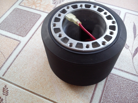 คอพวงมาลัยแต่ง ยี้ห้อ WB TOKYO แท้ (WORKSBELL) น่าจะของรถ TOYOTA CROWN