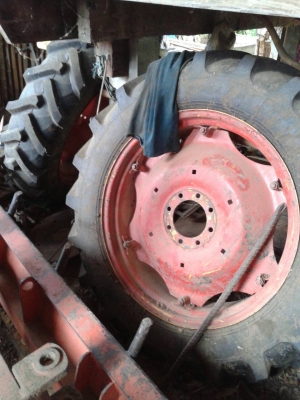 คูโบต้าM5000SUพร้อมใบมีดผานบุกผานพรวนและยางพร้อมกะทะอีกหนึ่งคู่ครับ