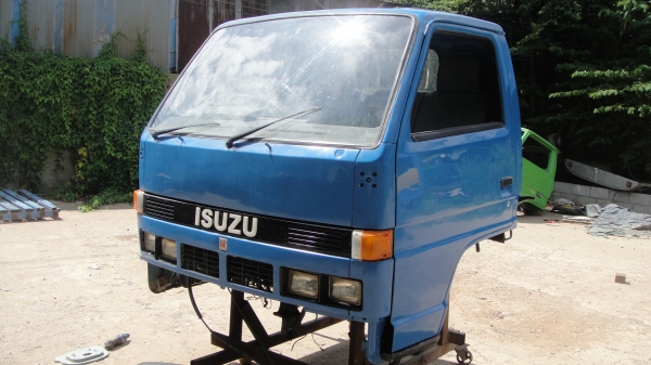 หัวรถ NKR สีใหม่ สภาพสวย ขาหน้า ขาหลัง ของครบ ราคาถูก หัวรถ NKR สีใหม่ สภาพสวย ขาหน้า ขาหลัง ของครบ ราคาถูก