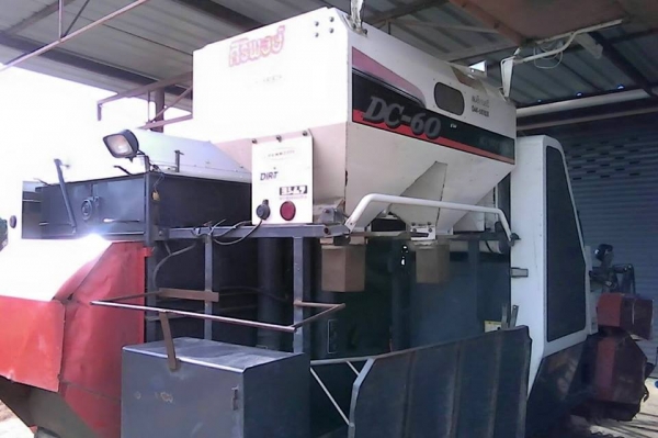 ขายรถเกี่ยวข้าวKUBOTA DC60 ปี54 พร้อมเทรลเลอร์ ใช้งานพันกว่าชั่วโมง สภาพสวยพร้อมใช้งาน สนใจโทร 090-8588220คุณนะ 093-3258446คุณบิว ID:narong498 หรือเข้าดูสินค้าอื่นๆได้ที่ www.truck.in.th/498 หรือเพจFacebook ณรงค์ ซื้อขายรถมือสอง (เว็บไซต์ส่วนตัว) หรือFace