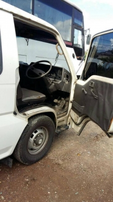 NISSAN รถตู้สภาพสวยๆ ฝาสูบดำ td25 พร้อมใช้งาน (วิ่ง 150,000 กม.)