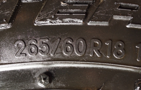 ยาง Nitto 265 60 18 กลางปี12 ดอกเต็ม เนื้อนิ่ม ไม่มีกินข้าง