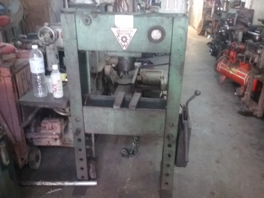 เครื่อง Press ไฮดรอลิก ขนาด 15 ตัน ยี่ห้อ WINNER พร้อมใช้งาน