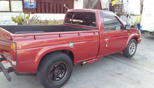 นิสสัน บิ๊กเอ็ม ทะเบียนเต็ม หมด มีค.59  เครื่องเบนซิน 1800 สีใหม่เพิ่งเสร็จ เงาแว๊ป หน้าปัดทุกอย่างใช้งานได้ครบปกติ เครื่องเสียง มีเพาเวอร์แอม์ + ซับ 10 นิ้วฟังปกติเลย แอร์ใหม่ คาร์บูใหม่ ปั๊มติ๊กใหม่ เครื่องเดินนิ่ม ช่วงล่างใหม่แน่นๆพร้อมแหนบบรรทุก