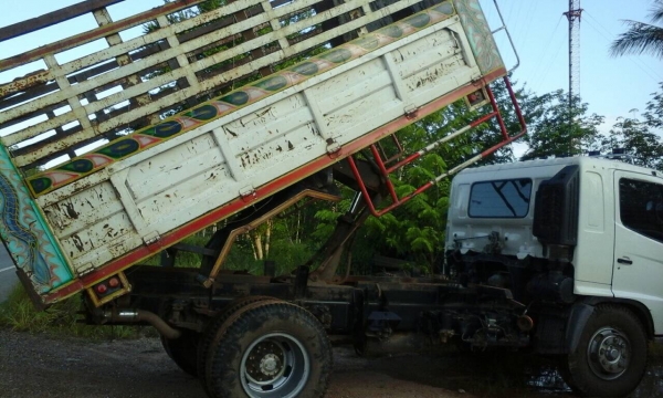 ขาย 6ล้อ Hinoดั้ม ยาง1000 . 20 เครื่อง 215 แรง ปี51