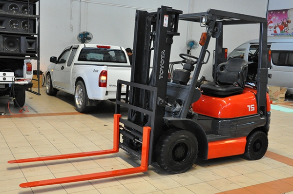 ขายรถโฟล์คลิฟท์มือสอง TOYOTA รุ่น 6FG15 ราคา 195,000 บาท นำเข้าจากประเทศญี่ปุ่น 100\% ไม่เคยใช้งานในไทย