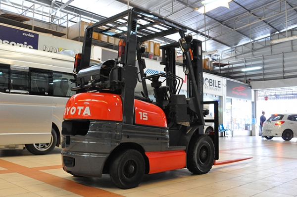 ขายรถโฟล์คลิฟท์มือสอง TOYOTA รุ่น 6FG15 ราคา 195,000 บาท นำเข้าจากประเทศญี่ปุ่น 100\% ไม่เคยใช้งานในไทย ขายรถโฟล์คลิฟท์มือสอง TOYOTA รุ่น 6FG15 ราคา 195,000 บาท นำเข้าจากประเทศญี่ปุ่น 100\% ไม่เคยใช้งานในไทย