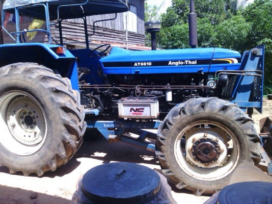 FORD AT6610 - 2 เพลา 90 HP รถสวยจัดพร้อมใช้งานได้เลย เครื่องยนต์ 90 HP แน่นดีแรงดีไม่มีเยิ้ม ระบบเกียร์ใช้งานง่ายไม่มีปัญหาเลยครับ ระบบไฮดรอลิกส์ไม่มีแตกเยิ้ม อุปกรณ์ครบ มีใบดันหน้า ผานพรวนดิน 7 สภาพดีสุดๆครับ ช่วงล่างแน่นยางสภาพดีประมาณ 65\% พร้อมใช้งาน เ