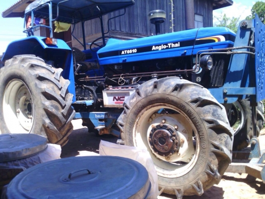 FORD AT6610 - 2 เพลา 90 HP รถสวยจัดพร้อมใช้งานได้เลย เครื่องยนต์ 90 HP แน่นดีแรงดีไม่มีเยิ้ม ระบบเกียร์ใช้งานง่ายไม่มีปัญหาเลยครับ ระบบไฮดรอลิกส์ไม่มีแตกเยิ้ม อุปกรณ์ครบ มีใบดันหน้า ผานพรวนดิน 7 สภาพดีสุดๆครับ ช่วงล่างแน่นยางสภาพดีประมาณ 65\% พร้อมใช้งาน เ