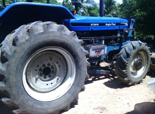 FORD AT6610 - 2 เพลา 90 HP รถสวยจัดพร้อมใช้งานได้เลย เครื่องยนต์ 90 HP แน่นดีแรงดีไม่มีเยิ้ม ระบบเกียร์ใช้งานง่ายไม่มีปัญหาเลยครับ ระบบไฮดรอลิกส์ไม่มีแตกเยิ้ม อุปกรณ์ครบ มีใบดันหน้า ผานพรวนดิน 7 สภาพดีสุดๆครับ ช่วงล่างแน่นยางสภาพดีประมาณ 65\% พร้อมใช้งาน เ