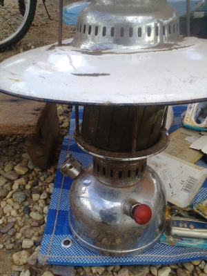 ตะเกียงเจ้าพายุรุ่นเก่าสภาพเดิมๆครับตามสภาพครับสวยๆครับ  ราคานี้น่าเก็บครับ