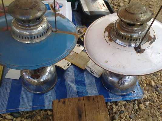 ตะเกียงเจ้าพายุรุ่นเก่าสภาพเดิมๆครับตามสภาพครับสวยๆครับ  ราคานี้น่าเก็บครับ