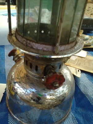 ตะเกียงเจ้าพายุรุ่นเก่าสภาพเดิมๆครับตามสภาพครับสวยๆครับ  ราคานี้น่าเก็บครับ