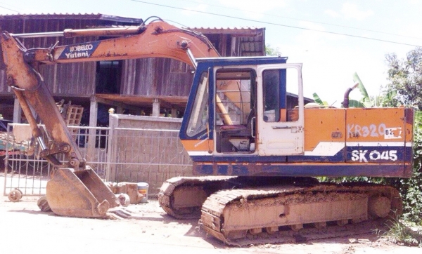 KOBELCO K904 รถบอดี้สวยเดิมๆพร้อมทำงานได้เลยครับ มีเอกสารใบอินวอยครบพร้อม เครื่องยนต์เดิมๆ 6D14 ปั๊มนิ้วสภาพดีแรงดีทำงานได้เร็วใช้งานคล่อง ภายในเก๋งสะอาดดีไม่เลอะ คอนโทรลง่าย ภายนอกบูมอาร์มสวย ช่วงล่างแน่น เฟลมไม่ผุ โรลเลอร์โซ่ใบแทรกสภาพดีประมาณ 60\% พร้อม