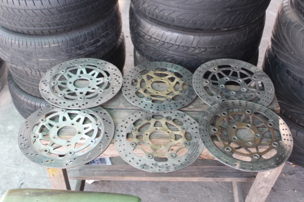 ..ขายจานเบรคนอกยังไม่เคยใช้ในไทยครับ ของมอไซค์ใหญ่ครับ