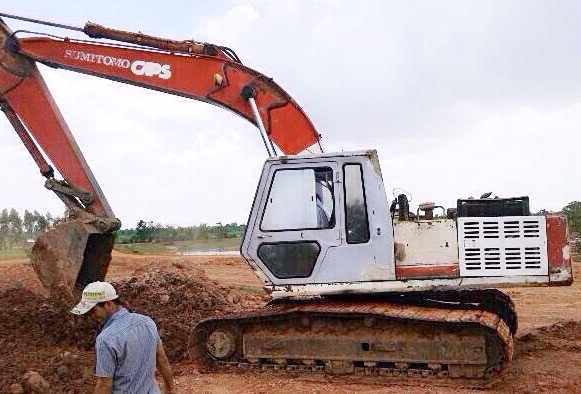 SUMITOMO F2 2800 Super รถบอดี้สวยเดิมๆพร้อมใช้งานได้เลยครับ ภายในเก๋งสะอาด แอร์เย็น อุปกรณ์ภายในครบครัน คอนโทรลง่าย ภายนอกบูมอาร์มสวยมีปะนิดหน่อยครับ เครื่องยนต์แรงดีไม่เยิ้มปั๊มเดิมๆแรงดีทำงานไม่มีโหลดครับ ช่วงล่างเอวแน่น เฟลมสวยไม่มีผุ โรลเลอร์โซ่ใบแทรก