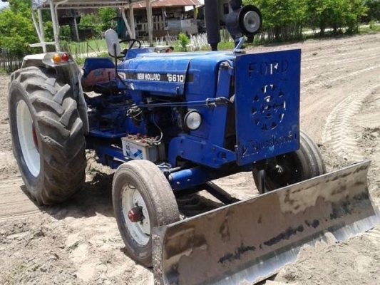 FORD 77 - T5 เพลาเดียว รถสภาพดีพร้อมใช้งานได้เลยครับ อุปกรณ์ครบพร้อม มีใบดันหน้า ผานพรวนดิน 6 เครื่องยนต์แรงดีไม่เยิ้ม ระบบเกียร์เดินหน้าถอยหลังเข้าง่ายไม่มีหลุด หางยกได้ดีไม่มีปัญหา ระบบไฮดรอลิกส์ไม่มีแตกเยิ้ม ช่วงล่างแน่น ยางสภาพดีประมาณ 60\% พร้อมใช้งาน